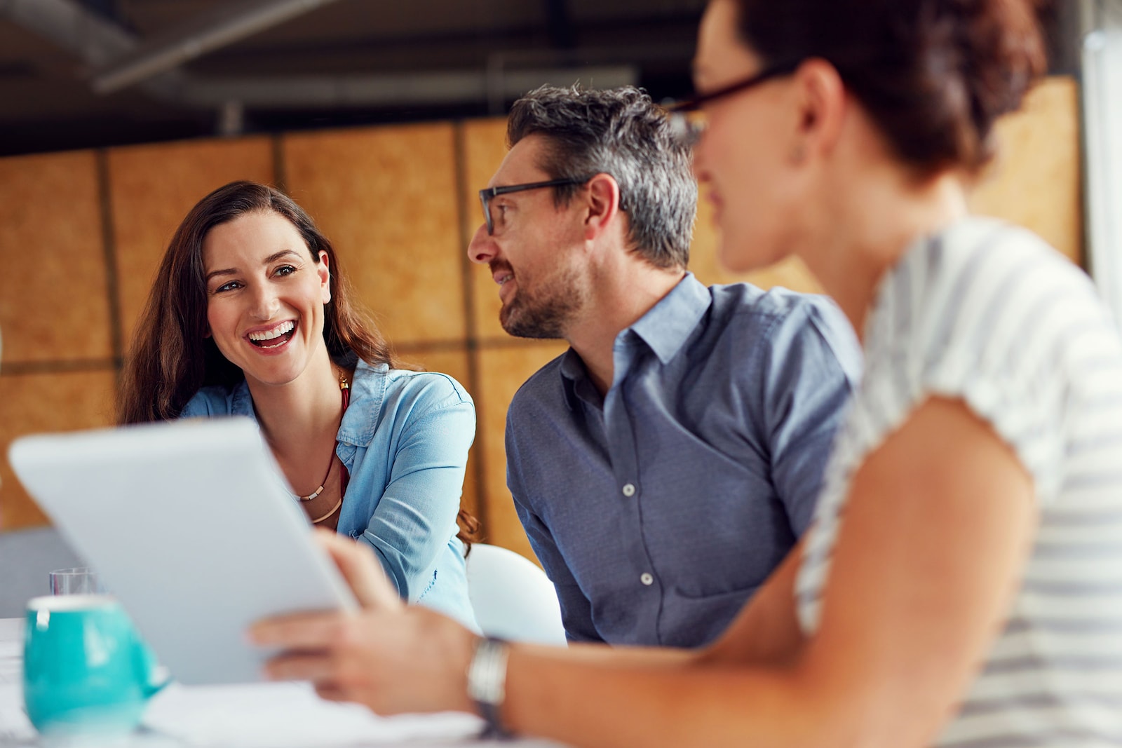 Grupo de trabajo reunido y sonriendo