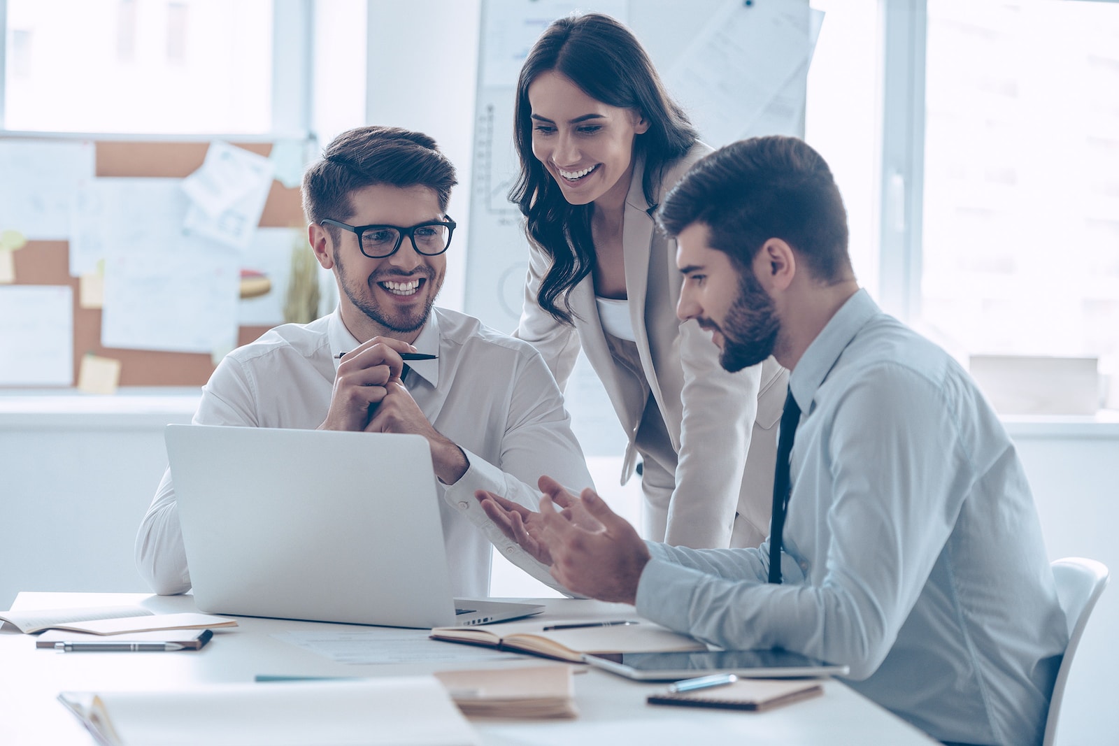 Jóvenes trabajando y riendo en una oficina